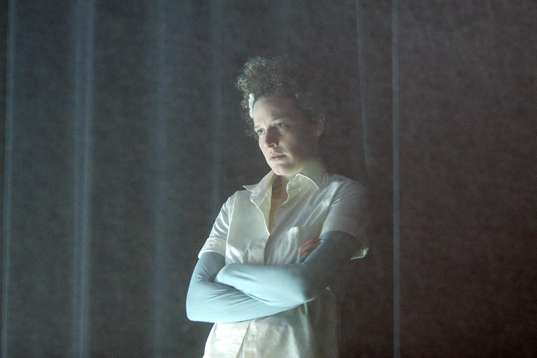 Eine Frau mit verschränkten Armen