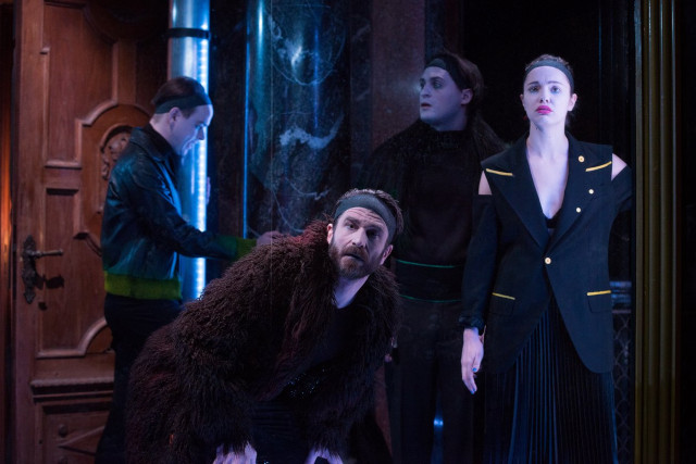 Drei Männer, eine Fraue, zwei von ihnen schauen erschrocken