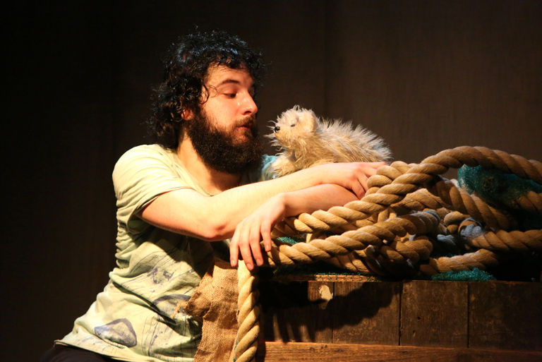 Mann mit einem kleinen Hund auf Seilen