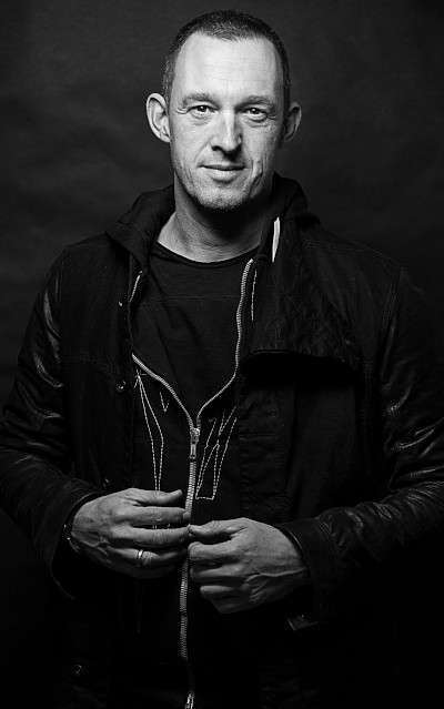 Porträtfofo Albert Ostermaier schwarz / weiß