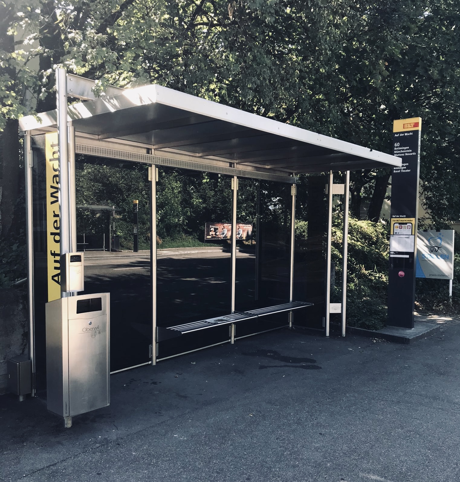 Foto einer leeren Bushaltestelle