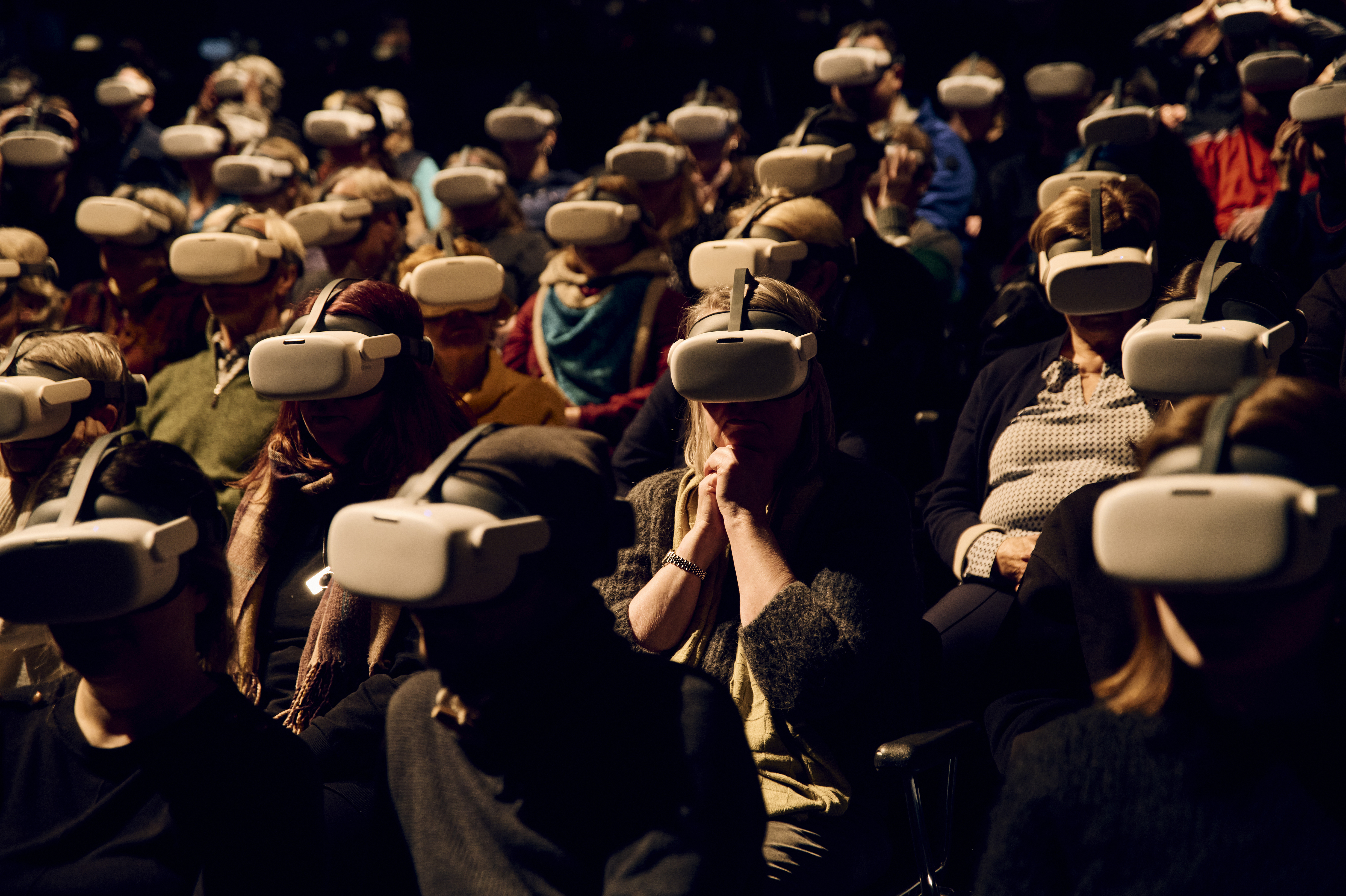 Produktionsfoto Publikum mit VR Brille