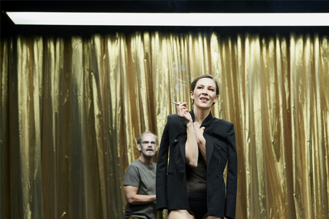 Szenenfoto der Uraufführung von SIEBZEHN SKIZZEN AUS DER DUNKELHEIT nach Arthur Schnitzlers „Reigen“ von Roland Schimmelpfennig am Schauspiel Stuttgart