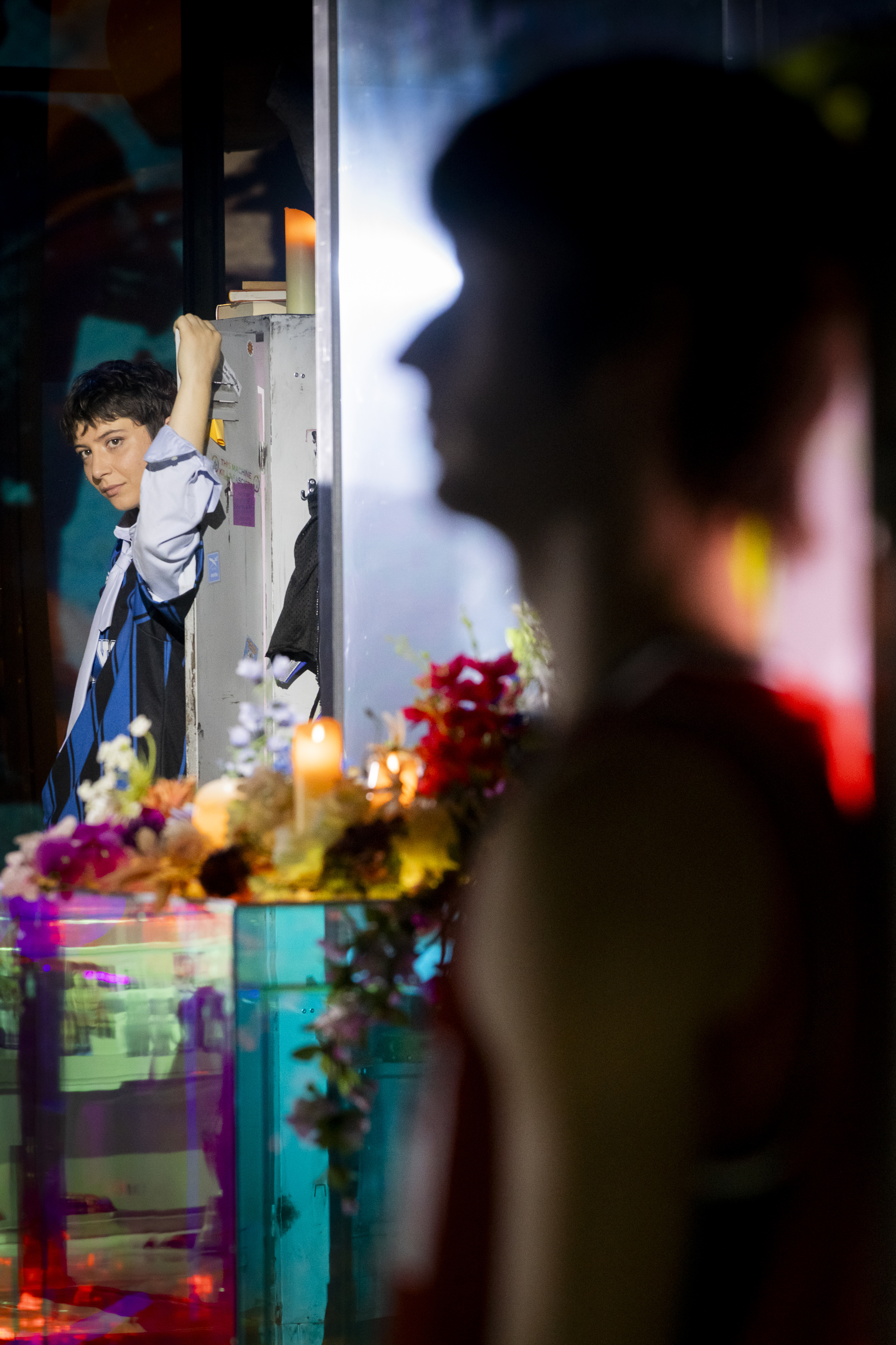 Produktionsfoto mit einem jungen Mann verschwommen im Profil. 