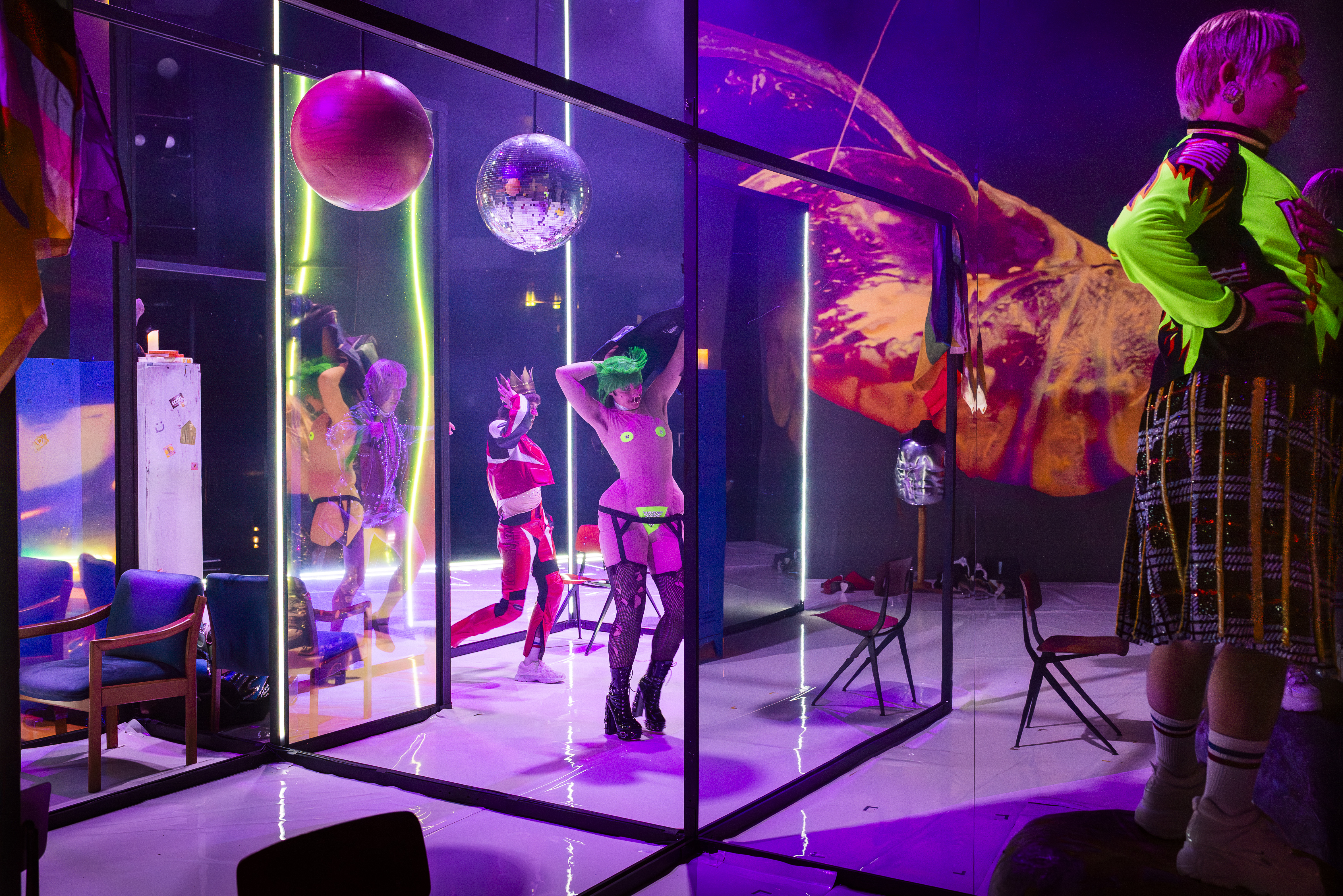 Produktionsfoto: Szenenbild in purpurnes Bühnenlicht getaucht