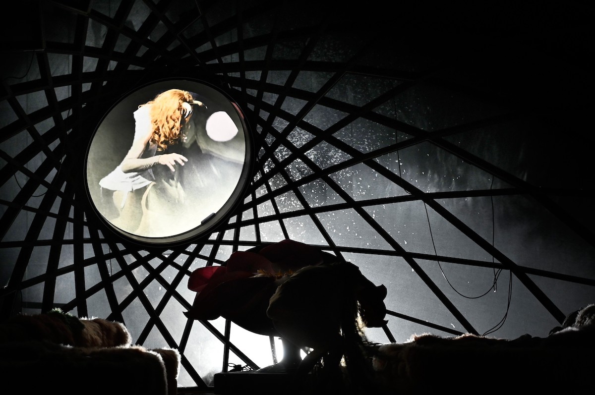 Stilisiertes Szenenbild im Halbschatten.