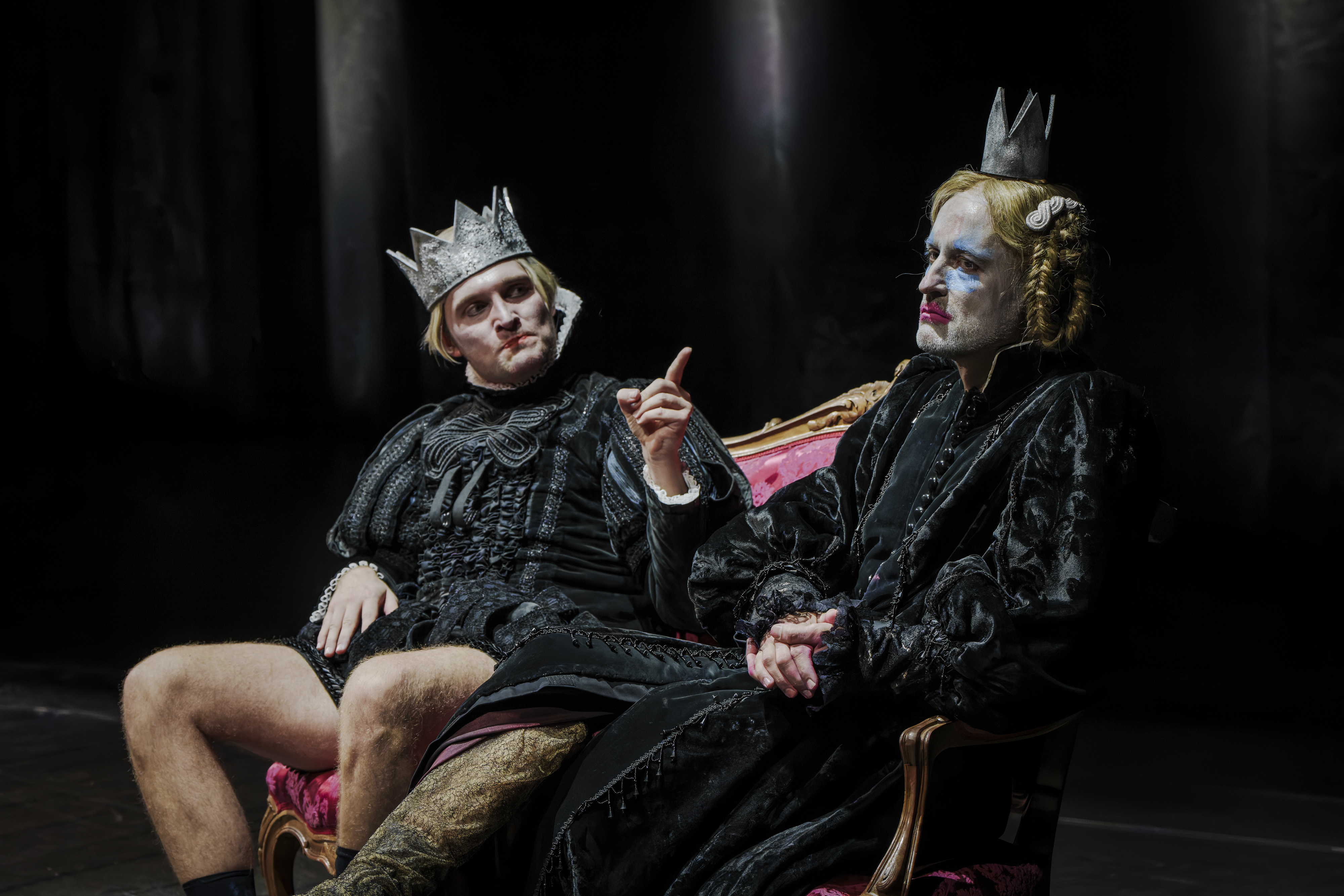 das Königspaar Claudius und Gertrud auf einer Bank sitzend mit silberner Krone und blonden Perücken