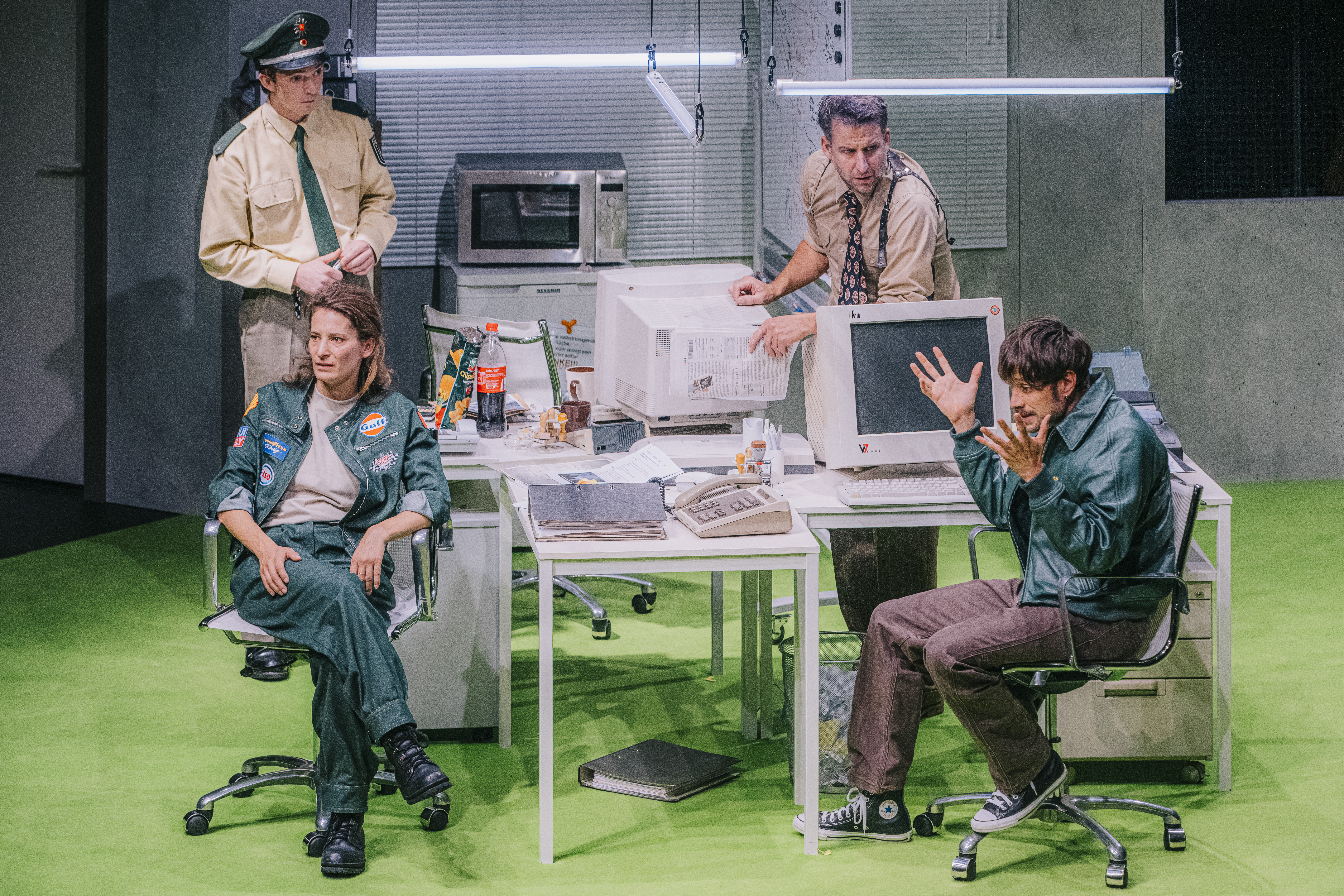 Produktionsfoto mit dem Ensemble im Bühnenbild