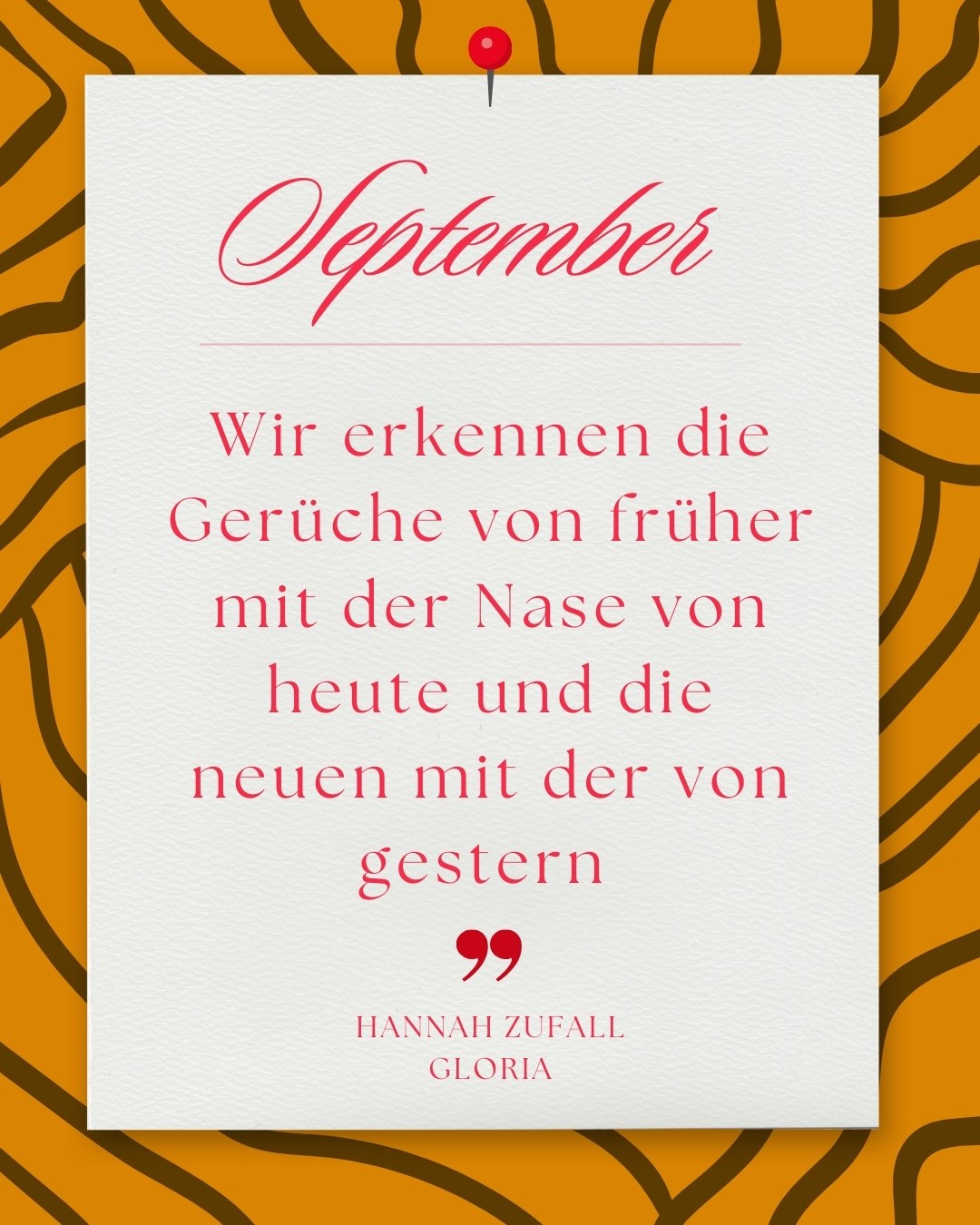 September: Weißes Blatt mit roter Reißzwecke auf ockerfarbenem Linienmuster. Text: „September. Wir erkennen die Gerüche von früher mit der Nase von heute... – Hannah Zufall, Gloria“.