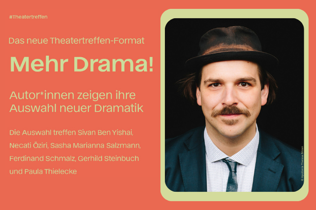 Grafik zum Format „Mehr Drama!“ des Theatertreffens auf korallenrotem Grund. Rechts ein Porträt von Ferdinand Schmalz mit Hut und Schnurrbart. Links Text zu den beteiligten Autor*innen der neuen Dramatik.